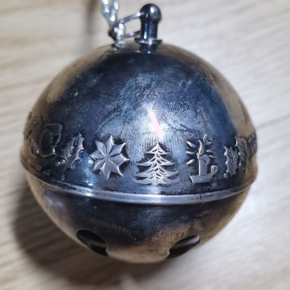 Vintage Wallace Christmas Sleigh Bell Ornament 1983 - Picture 2 of 9